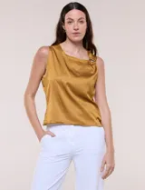 Blusa de satén color negro, de corte fluido, con escote asimétrico y un aro metálico decorativo en el hombro.