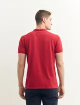 Remera blanca de algodón con cuello mao y media botonadura.