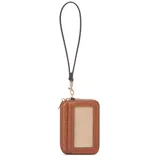 Billetera Guess modelo Elliot de color marrón, confeccionada en cuero sintético con estampado de monograma grabado y el logo de la marca en letras metálicas doradas en el frente. Cuenta con cierre de cremallera, ranuras externas para tarjetas y una correa de muñeca desmontable con herrajes dorados.