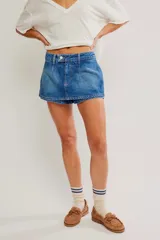 Falda pantalón de denim azul con tiro bajo, diseño cruzado al frente y short interno.