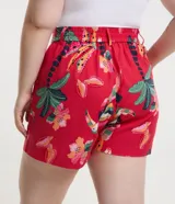 Short rojo con estampado de bananas y cocoteros, con elástico en la espalda, trabillas en la cintura, pliegues delanteros y bolsillos laterales.