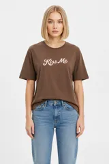 Remera de algodón de manga corta y cuello redondo, con corte holgado y estampado frontal con la frase "NOTHING IS REAL".