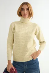 Polera de tejido de punto con cuello alto y textura acanalada en zigzag. Presenta mangas largas con puños ajustados y un corte recto clásico.