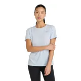 Remera deportiva celeste de New Balance, modelo Essentials Heather, con logo estampado en el pecho y tecnología NB DRY de secado rápido.