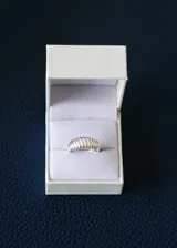 Anillo bombé de plata 925 con diseño de surcos.