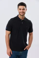 Remera polo lisa de piqué en color bordó, con cuello camisero, cierre frontal con botones y mangas cortas.