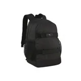 Mochila Puma Deck color negro con detalles en gris. Cuenta con compartimento principal con cierre, bolsillo frontal con cierre, bolsillos laterales de malla y correas ajustables para los hombros.