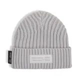Gorro de lana tejido en punto acanalado color gris claro, con etiqueta rectangular de cuero sintético con el logo de Mercedes AMG Petronas F1 Team en el frente y etiqueta tejida con el logo de Mercedes-Benz en el lateral.