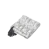 Pashmina rectangular de gasa sintética liviana, con estampado abstracto en tonos grises y negros, y terminación con flecos.