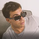 Lentes de sol con armazón carey y lentes negros polarizados. Diseño semi cuadrado con protección UV400 y material de policarbonato francés.