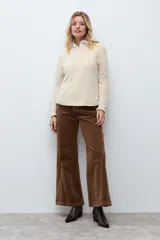 Remera de manga larga con cuello redondo, confeccionada en tejido texturado de efecto jaspeado.