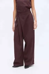 Pantalón de pierna amplia color bordó, con diseño de cruce delantero y caída fluida.