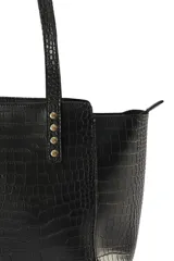 Cartera tipo tote bag de cuero sintético con relieve tipo cocodrilo, color bordó, con doble asa de hombro y detalles de tachas metálicas doradas en la base de las asas.