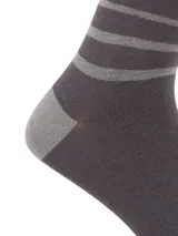 Medias de caña media de fibra de bambú, color gris oscuro, con detalles de líneas horizontales grises claras y el logo de la marca RKF.