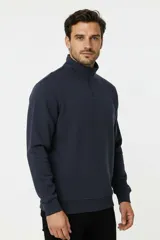 Sudadera de cuello alto con cierre frontal corto y manga larga, en color blanco crudo, con diseño liso y corte clásico.