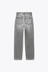 Jeans de tiro alto color negro con efecto lavado, corte mom fit, cinco bolsillos y cierre frontal con cremallera y botón metálico.