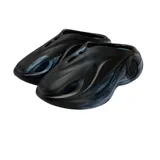 Sandalias tipo zueco cerradas, color negro, con diseño futurista y texturizado, y orificios de ventilación laterales. La suela es gruesa y ergonómica.