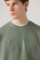Buzo verde oliva de cuello redondo, con el logo de Levi's bordado en el pecho en tonos verdes y blancos.