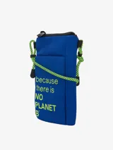 Mini cartera azul con correa de cordón verde y texto estampado en verde que dice 'because there is NO PLANET B'.