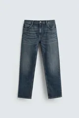 Pantalón de jean corte slim fit, color gris con efecto lavado. Presenta diseño de cinco bolsillos, cierre frontal con cremallera y botón, y tejido elástico.