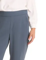 Pantalon de corte relajado color beige, con cintura plana en el frente y elástica en la parte posterior. Presenta pierna de corte recto, bolsillos laterales diagonales y bolsillos traseros simulados.
