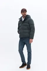 Campera puffer con capucha integrada, cierre frontal cubierto y bolsillos laterales. Confeccionada en nylon, presenta un diseño acolchado y funcional ideal para climas fríos.