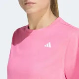 Remera deportiva Adidas de corte holgado y diseño cuadrado, con cuello redondo y mangas cortas con caída de hombro. Confeccionada en tejido técnico con tecnología Climacool que absorbe la humedad, presenta el logo de la marca estampado en el pecho.