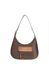 Cartera tipo hobo de color marrón, confeccionada en nylon con detalles en cuero sintético tostado. Cuenta con un bolsillo frontal con solapa, tirador de cierre metálico y asa de hombro ajustable.