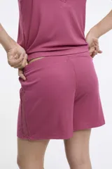 Short de dormir confeccionado en tejido rib, con cintura elastizada y detalle de encaje en los laterales.