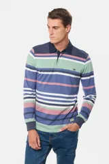 Remera tipo polo de rugby a rayas, confeccionada en tela de jersey con cuello en gabardina lavada y puños en rib. Presenta botones personalizados y bordado en el pecho.