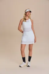 Musculosa deportiva de calce ajustado, confeccionada en tejido técnico con textura microperforada para mayor transpirabilidad. Presenta un diseño anatómico de cuello redondo y espalda estilo nadadora, ideal para actividades de alto rendimiento.