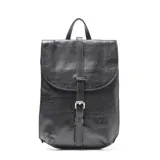 Mochila de cuero negro con textura granulada, diseño de solapa con cierre de hebilla metálica ajustable y logo de la marca grabado en el frente.