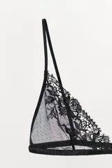 Bralette triangular de encaje color verde oliva, con diseño de plumeti, escote en pico y tirantes finos ajustables.