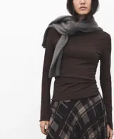 Camiseta entallada de manga larga marrón, con cuello barco y diseño ajustado al cuerpo.