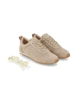 Championes Hush Puppies modelo Uma, color taupe, confeccionados en gamuza con cordones tono sobre tono y suela de goma marrón.