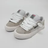 Zapatillas bajas de skate Vision Street Wear, color beige y blanco, con capellada de gamuza y lona, cordones gruesos blancos y suela de goma blanca. Logo de la marca en la lengüeta y lateral.