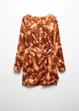 Vestido corto de manga larga con diseño drapeado y cruzado en la cintura. Presenta cuello redondo y un estampado tie-dye en tonos marrones y beige sobre un tejido satinado y fluido.