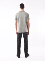 Chomba azul marino con cuello polo y mangas cortas.