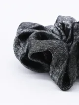 Coletero negro con textura brillante.