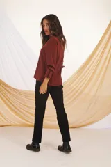 Camisa azul marino de corte clásico, con cuello camisero, mangas largas con puños abotonados y cierre frontal con botones.