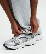 Pantalón de corte baggy confeccionado en algodón con felpa, color gris melange. Presenta cintura elástica con cordón ajustable, bolsillos laterales y bajo con regulador elástico.