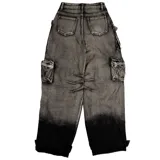 Pantalón jean gris oscuro con efecto desgastado, tiro alto, corte amplio y múltiples bolsillos tipo cargo.