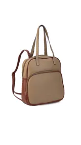 Mochila color beige con detalles en marrón, con doble asa superior y correas traseras regulables. Cuenta con bolsillo frontal con cierre y compartimento interno para tablet.