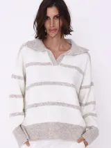 Sweater de punto color blanco con rayas horizontales color beige, con cuello polo y escote en V.