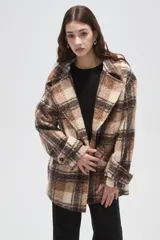 Tapado de lana con diseño a cuadros en tonos marrones y beige, de corte holgado, con cuello de solapa y cierre frontal con botones.