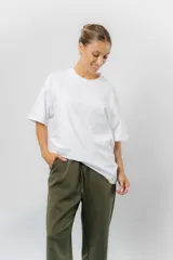 Remerón de algodón color beige, con diseño oversize, cuello redondo, mangas cortas amplias y hombros caídos.