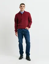 Sweater de punto color rojo oscuro, con cuello polo y cierre frontal parcial, de manga larga y diseño clásico.