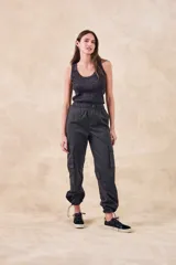 Top de algodón y lurex color beige claro, con escote redondo y tirantes anchos, de calce ajustado al cuerpo y tejido acanalado.