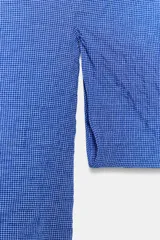 Camisa de mezcla de algodón de corte oversize y diseño asimétrico en tono azul, con cuello solapa, mangas tipo kimono por debajo del codo y cierre lateral con botones.
