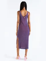 Vestido midi sin mangas confeccionado en punto jersey de tejido italiano con hilo Lurex en dos colores que aporta brillo sutil. Presenta escote bote redondeado y aberturas laterales.